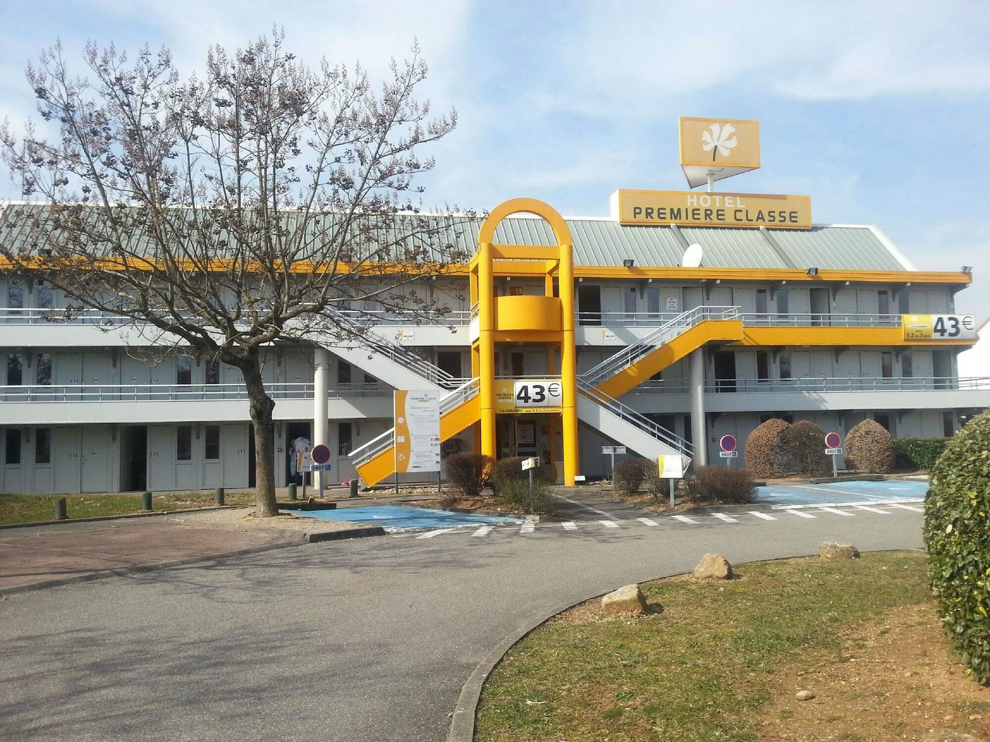 Premiere Classe Lyon Est Aeroport Saint Exupery Exterior photo